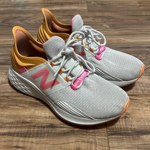 Almost never worn new balance roav shoes size 8.5